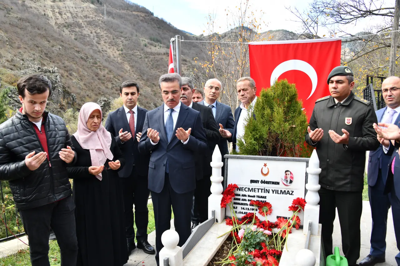 Şehit Öğretmen Necmettin Yılmaz Öğretmenler Gününde kabri başında anıldı 18