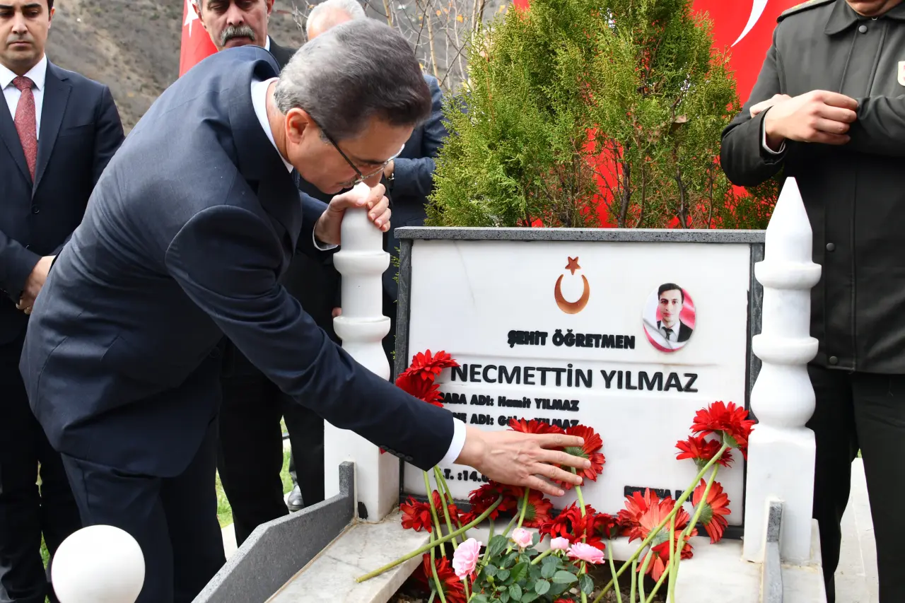 Şehit Öğretmen Necmettin Yılmaz Öğretmenler Gününde kabri başında anıldı 1