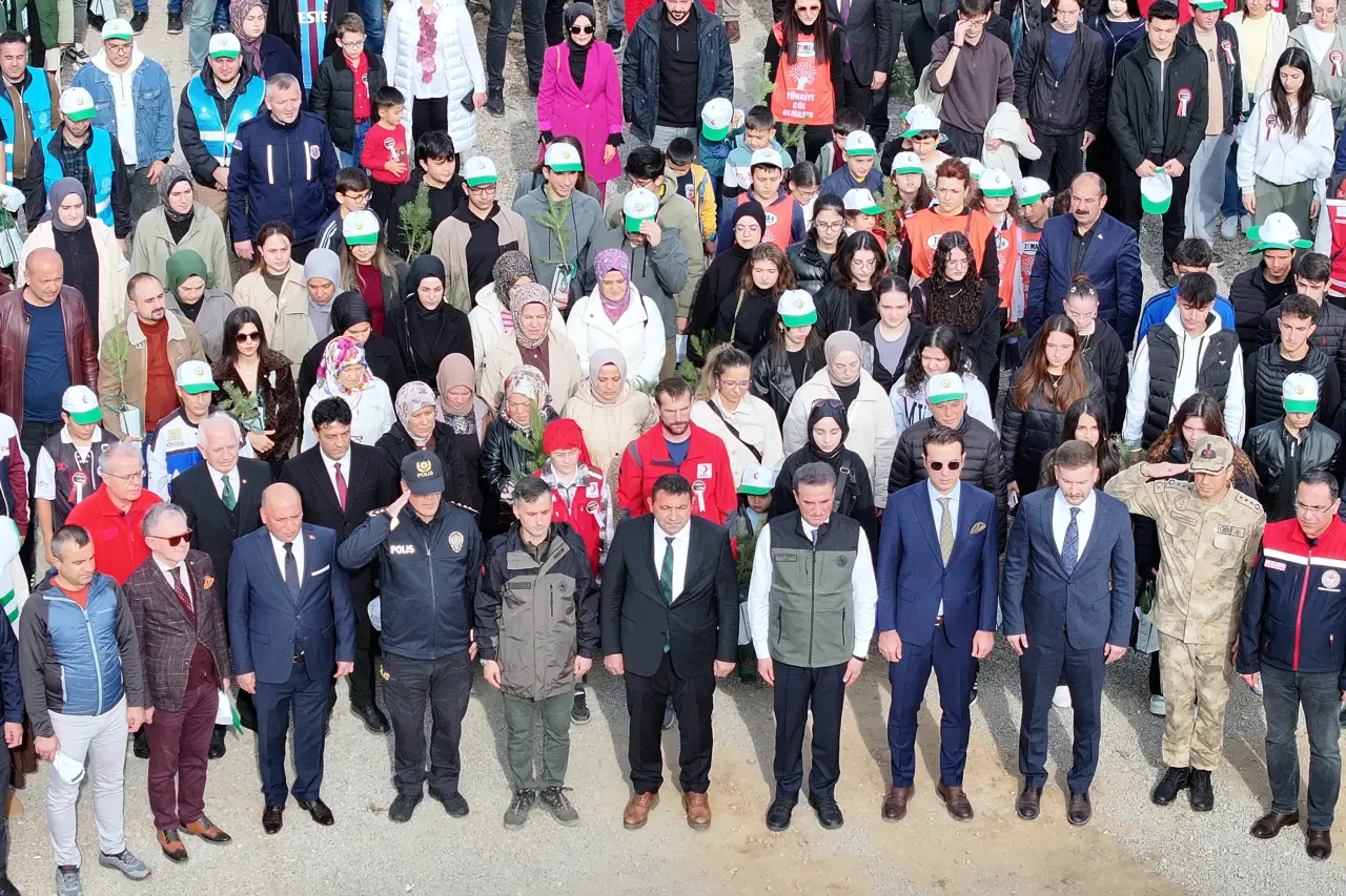 Gümüşhane'de “Yeşil Vatan Seferberliğinde” fidanlar toprakla buluştu 1