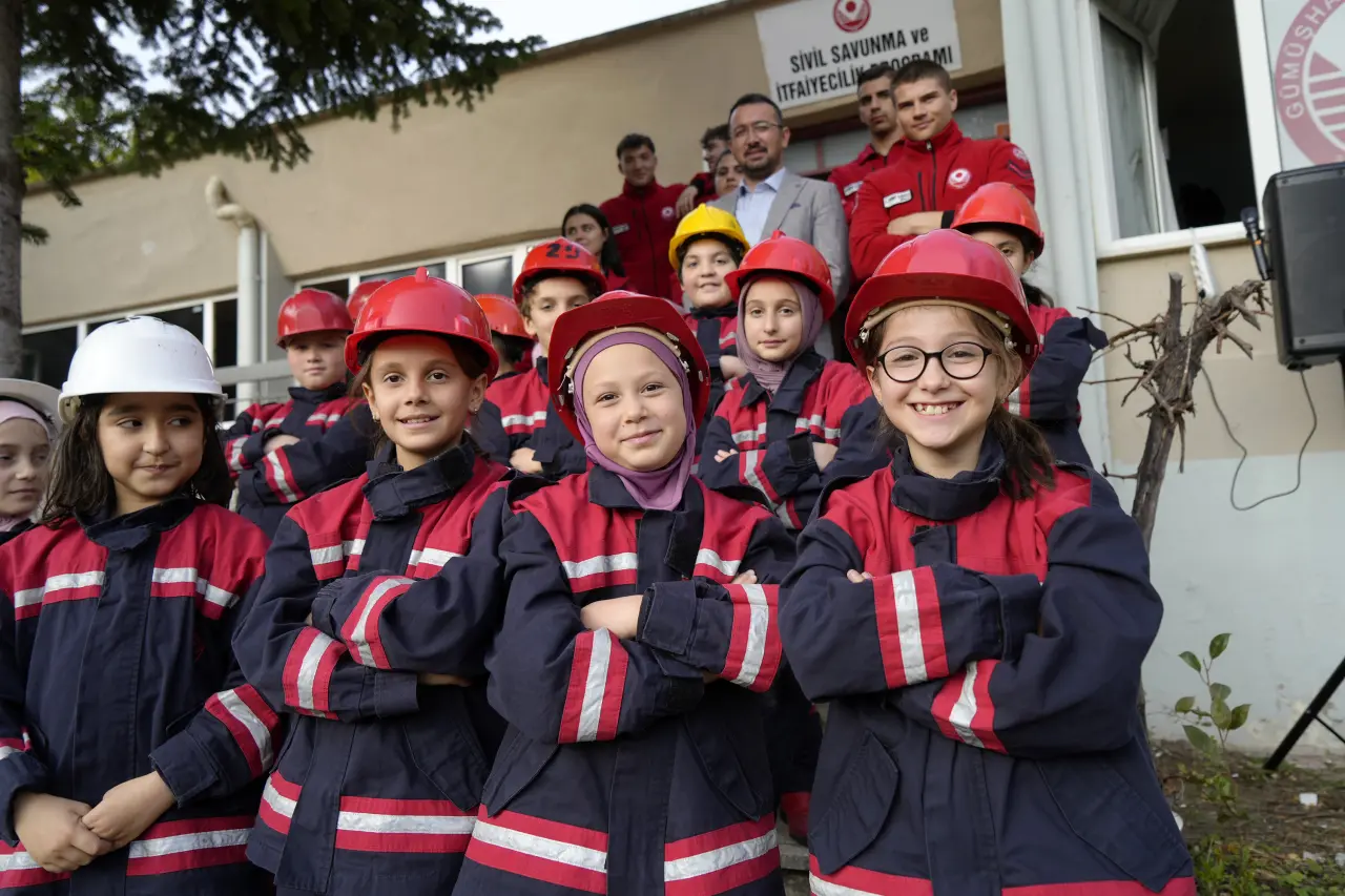 Gümüşhane’de ‘Gençlik İtfaiyesi’ projesiyle afet bilinci temelden kazandırılıyor 10