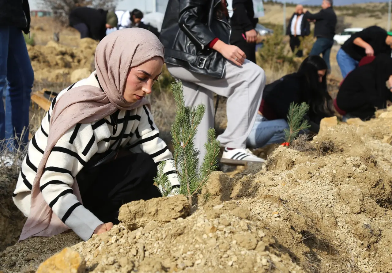 Üniversite'de yeşil seferberlik, binlerce fidanı toprakla buluşturuldu 3