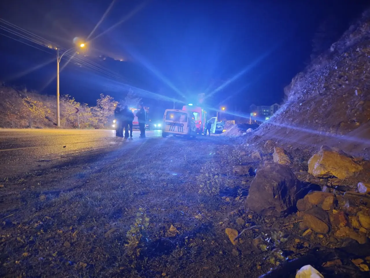 Gümüşhane'de yoldaki kaya parçaları kazaya neden oldu: 2 yaralı 1