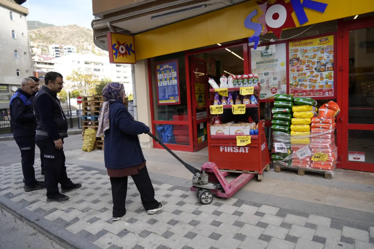 Gümüşhane’de Zabıta’dan kaldırım işgali denetimi 1