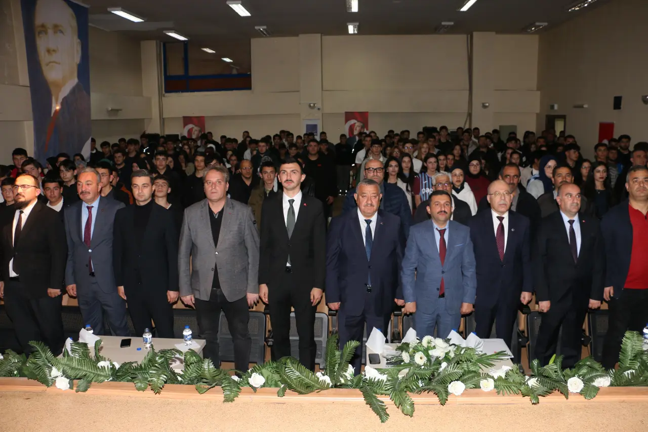 Kelkit’te “Gençlik Çağında Bilgi ve Gelecek Planlaması” konferansı 3