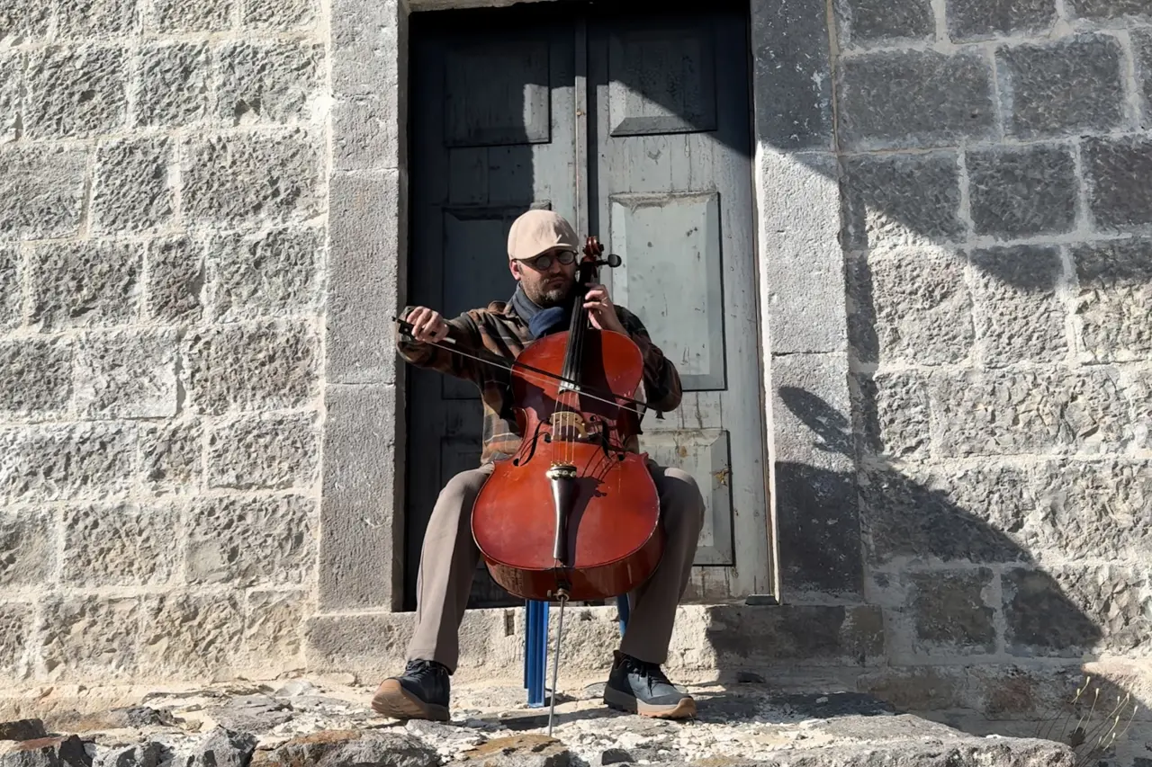 Gümüşhaneli müzisyenden tarihi mekanlarda viyolonsel ile eşsiz performans 7