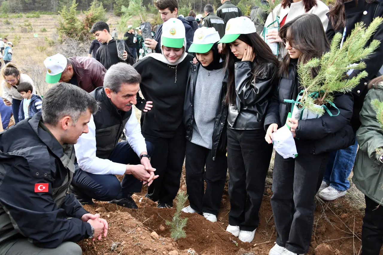Gümüşhane'de “Yeşil Vatan Seferberliğinde” fidanlar toprakla buluştu 15