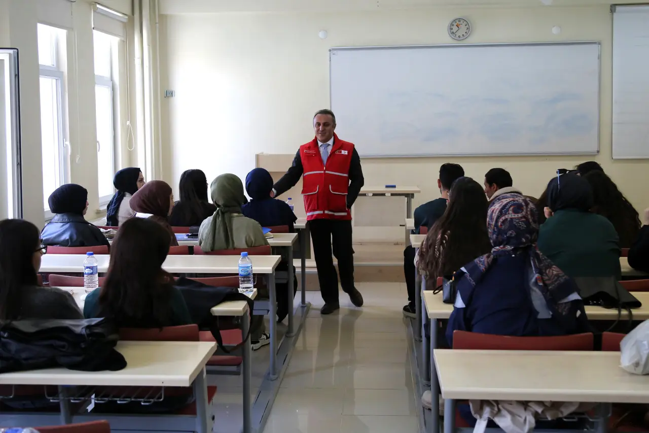 Gümüşhane Üniversitesinde dersler Kızılay yelekleriyle 1