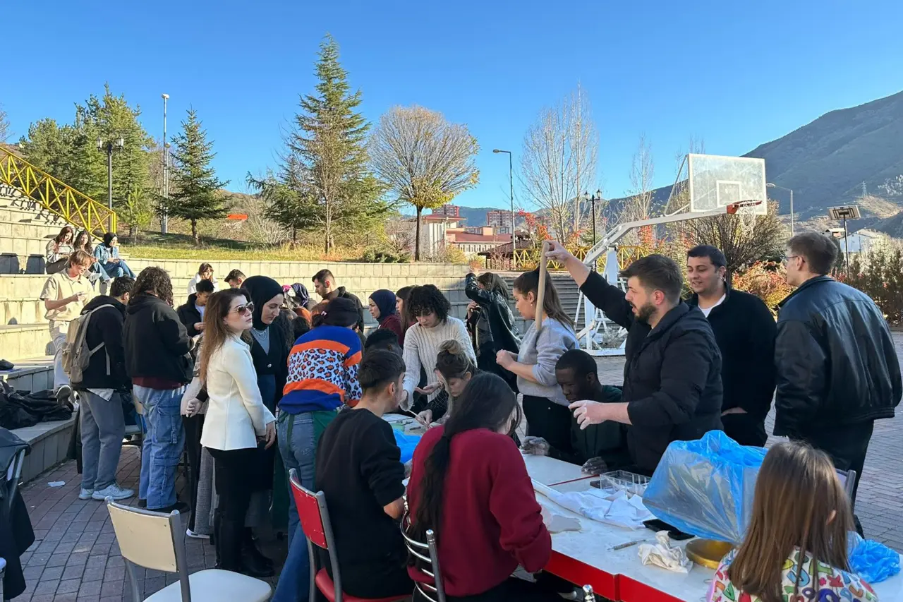 Gümüşhane Üniversitesi’nde Gelenek ve Sanat Buluşması: Dölek Çamuru Kampüste Hayat Buldu 3