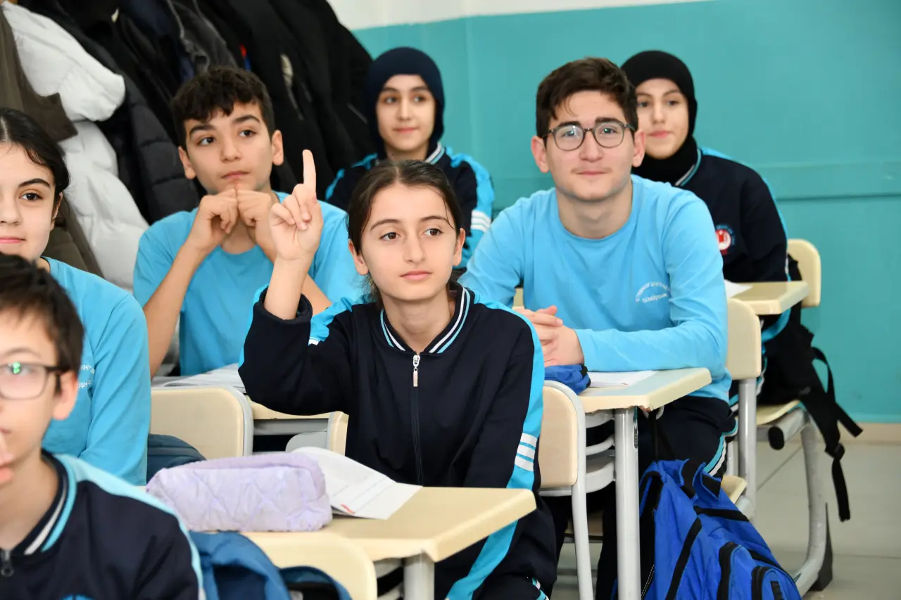 Vali Baruş sınıfa girdi, gençlere o sırrı verdi: ‘Bunu yaparsanız hedefe ulaşmamak için sebep yok’ 5