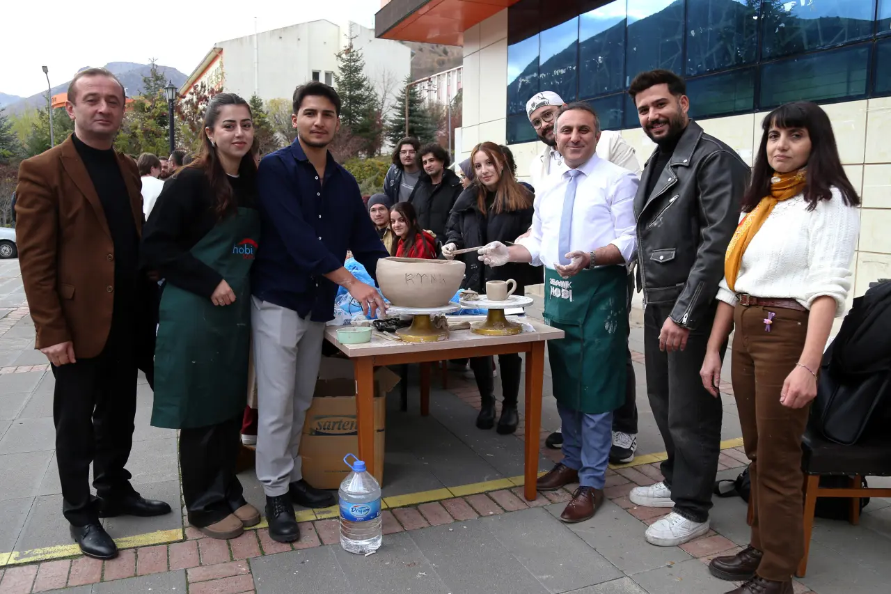 Gümüşhane Üniversitesi’nde Gelenek ve Sanat Buluşması: Dölek Çamuru Kampüste Hayat Buldu 6