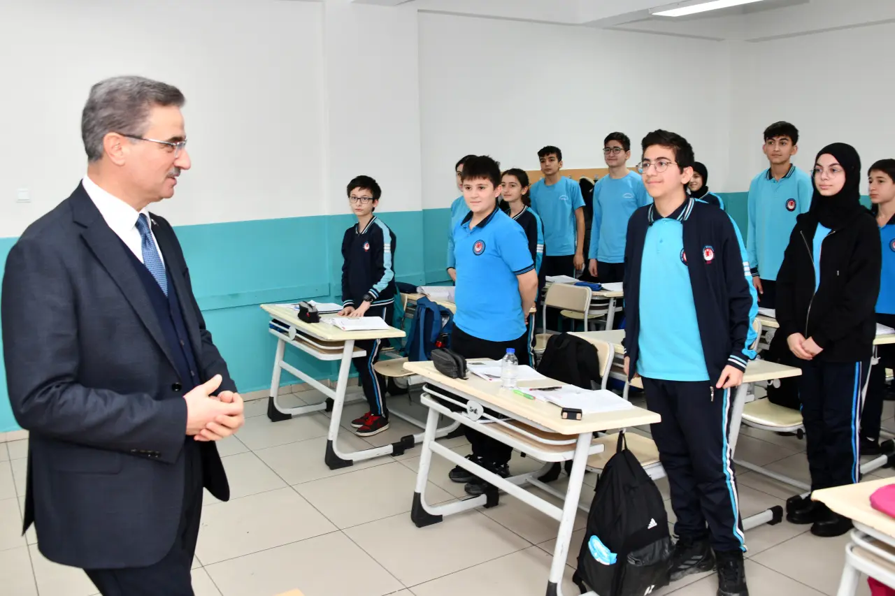 Vali Baruş sınıfa girdi, gençlere o sırrı verdi: ‘Bunu yaparsanız hedefe ulaşmamak için sebep yok’ 10