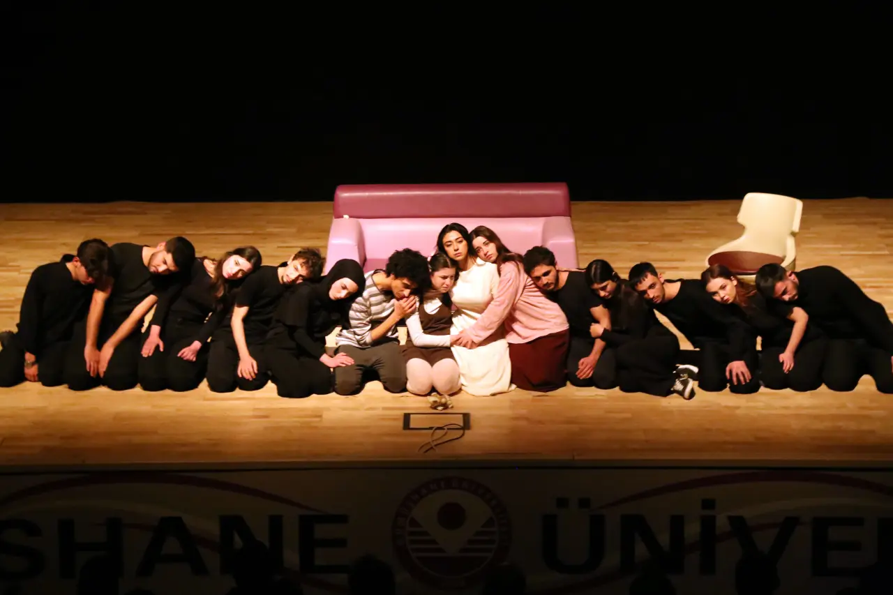 Gümüşhane'de Salon Doldu Taştı! Kahkahaya Boğan 'Sahibinden Komedi' İçin Turne Müjdesi Geldi 7