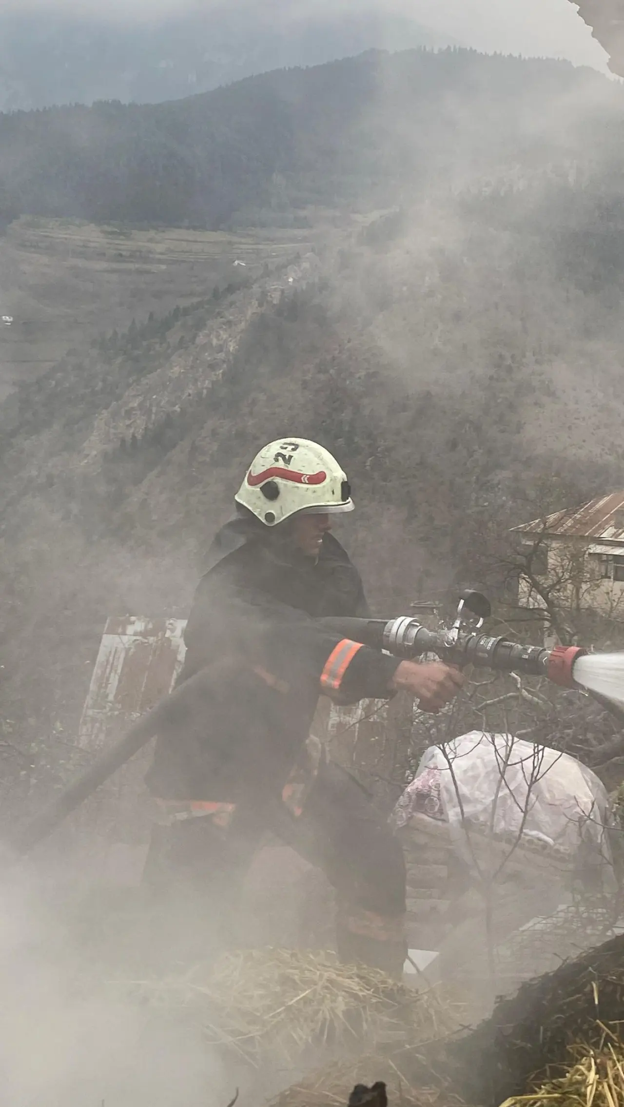 Üniversite Öğrencileri Özkürtün’deki yangına hızır gibi yetişti 5