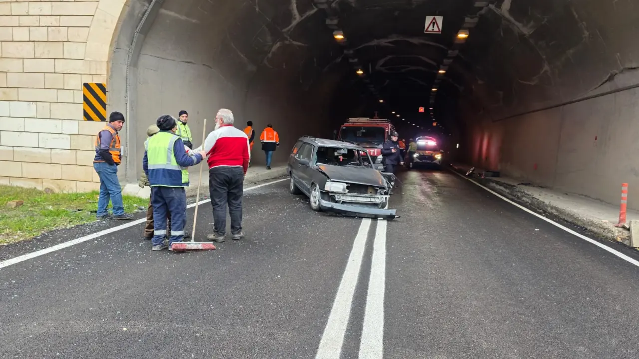 Gümüşhane’de 750 metre arayla iki kaza: 1 ölü, 3 yaralı 16