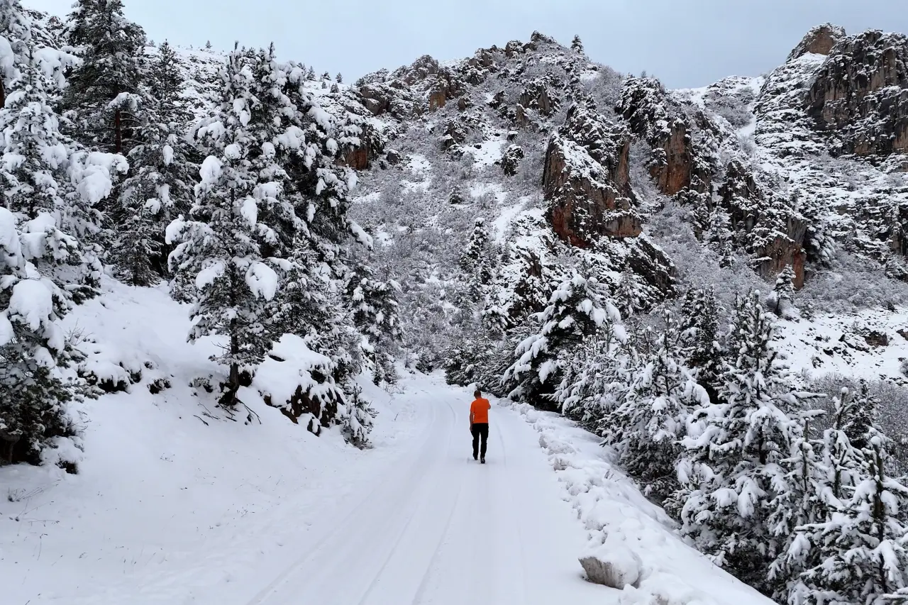 Gümüşhane beyaz gelinliğini giydi: Kar ve sisin dansı havadan görüntülendi 2