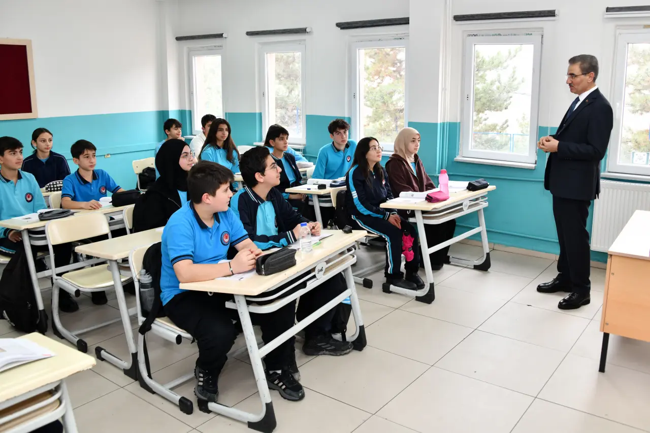 Vali Baruş sınıfa girdi, gençlere o sırrı verdi: ‘Bunu yaparsanız hedefe ulaşmamak için sebep yok’ 12