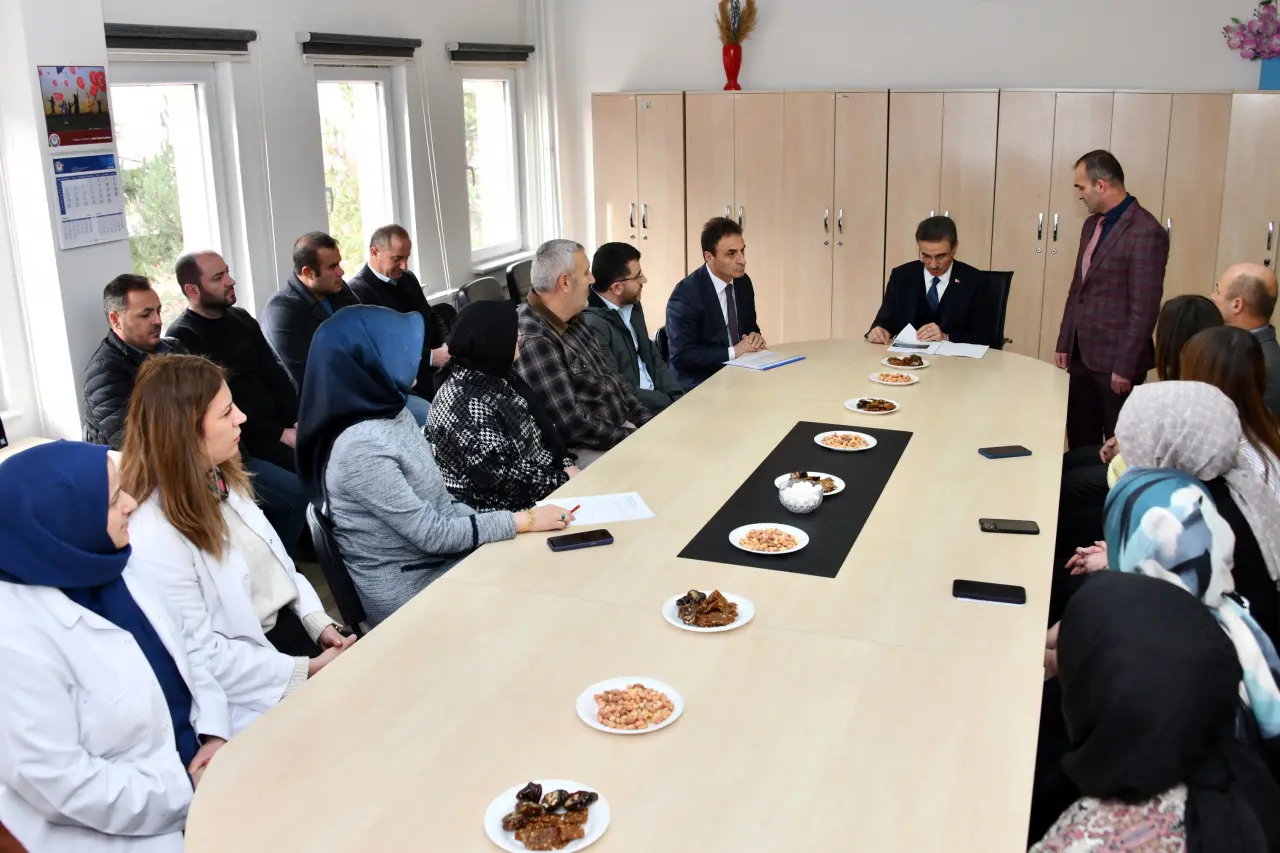 Vali Baruş sınıfa girdi, gençlere o sırrı verdi: ‘Bunu yaparsanız hedefe ulaşmamak için sebep yok’ 7