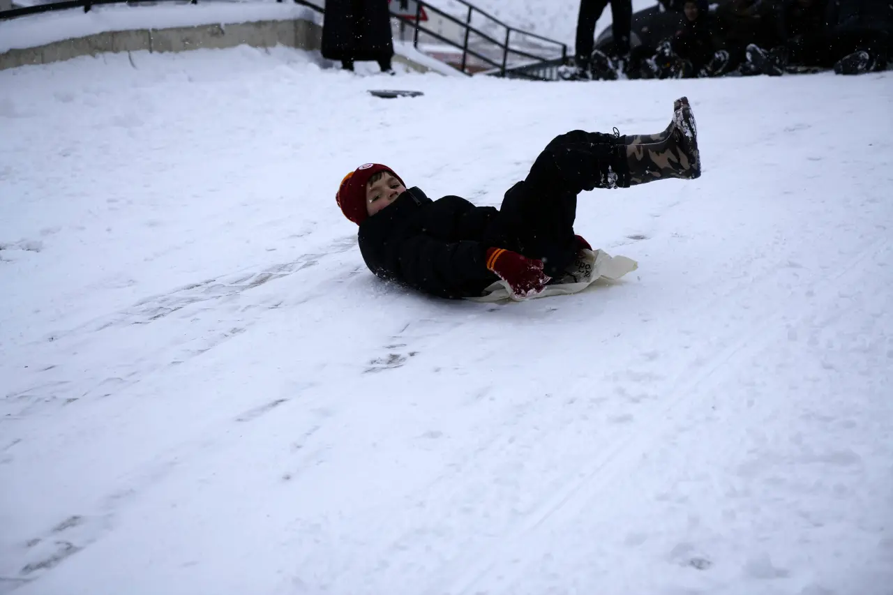 Tatili fırsat bilen çocuklar sokaklara akın etti 3