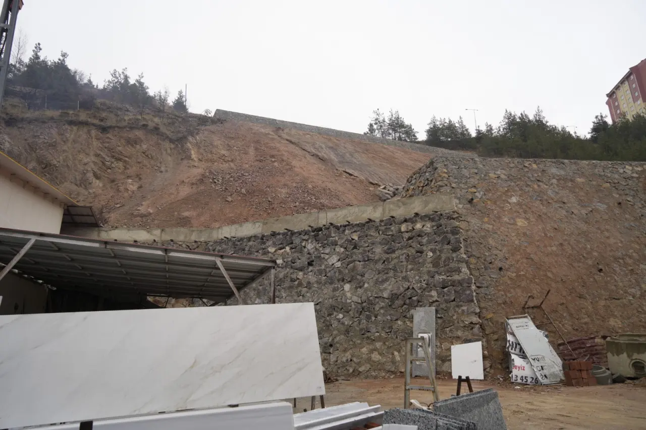 Bağlarbaşı Sanayi Sitesi’nde kabus geri mi dönüyor? Yeni yapılan istinat duvarları da çatladı 3