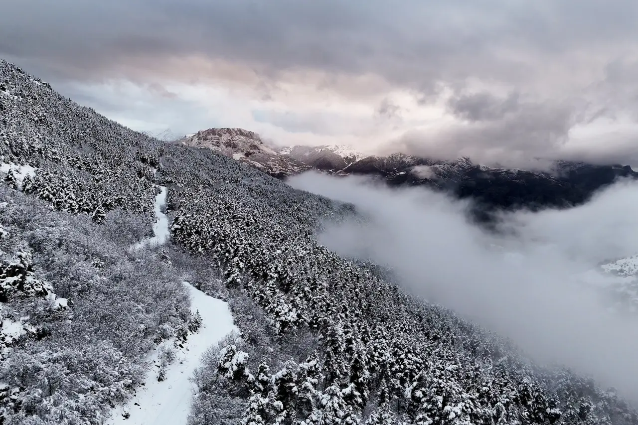 Gümüşhane beyaz gelinliğini giydi: Kar ve sisin dansı havadan görüntülendi 3
