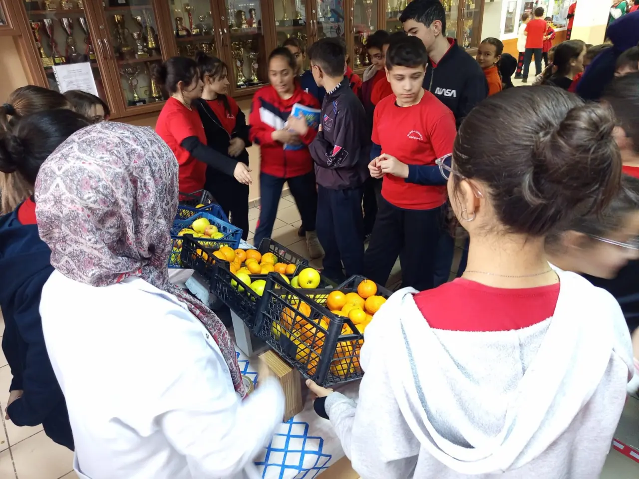 Gazipaşa Ortaokulu'nda 'Yerli ve Sağlıklı' Dönüşüm: Cips Yerine Elma, Çikolata Yerine Mandalina 9