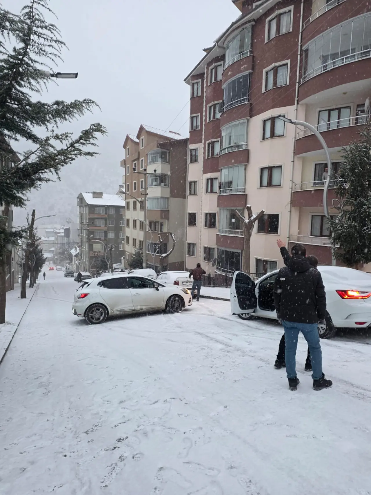 Gümüşhane'de buzlu yolda yokuş aşağı kayan araçlar kamerada 9