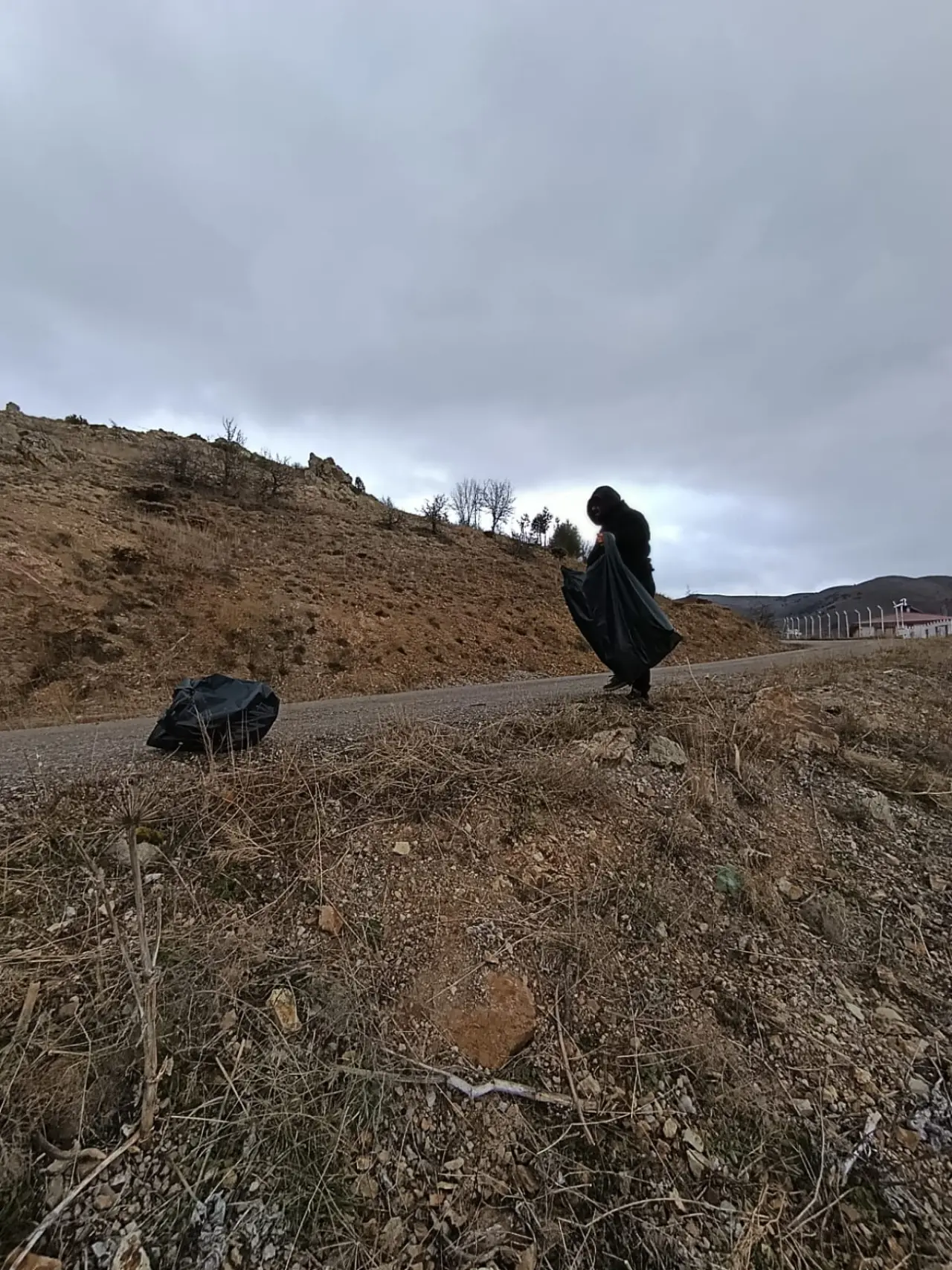Gümüşhane’de örnek çevre seferberliği: Yaydemir köyünde gençler 20 hektarlık alanda çöp topladı 9