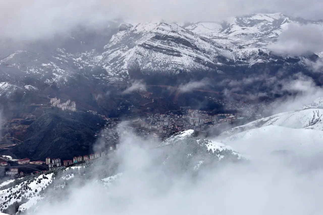 Gümüşhane beyaz gelinliğini giydi: Kar ve sisin dansı havadan görüntülendi 9