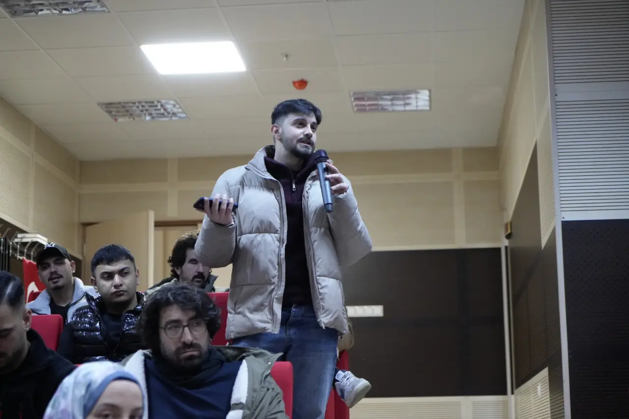 Gümüşhane’de Sektör-Akademi Buluşması: Sezai Köprülü Gazeteciliğin 'Duruş' Kodlarını Anlattı 14