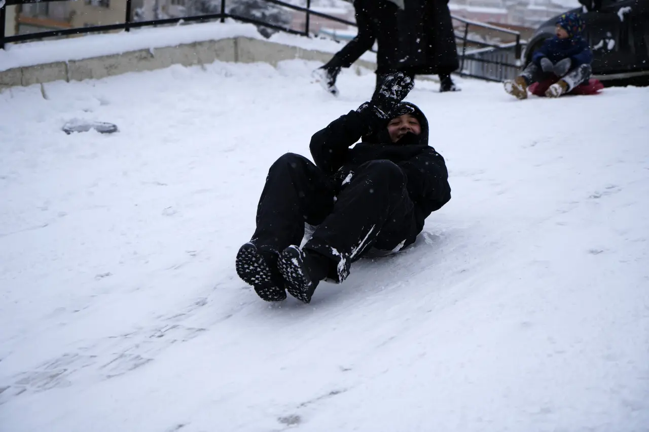 Tatili fırsat bilen çocuklar sokaklara akın etti 4