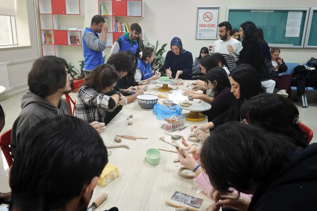 Gümüşhane Üniversitesi’nde Gelenek ve Sanat Buluşması: Dölek Çamuru Kampüste Hayat Buldu 1