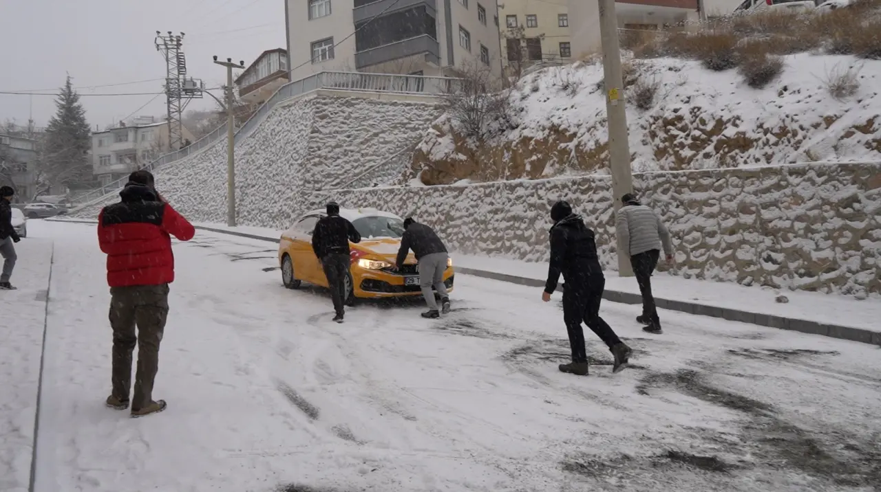 Gümüşhane'de kar yağışı kazalara neden oldu 4