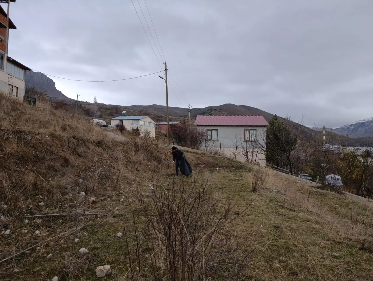 Gümüşhane’de örnek çevre seferberliği: Yaydemir köyünde gençler 20 hektarlık alanda çöp topladı 12