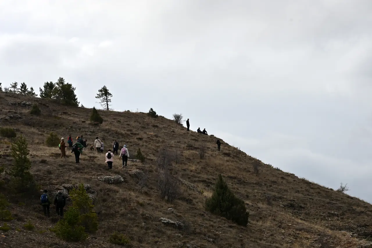 Dört mevsimi bir günde yaşadılar: Yağmur, gökkuşağı ve güneşli zirve 25