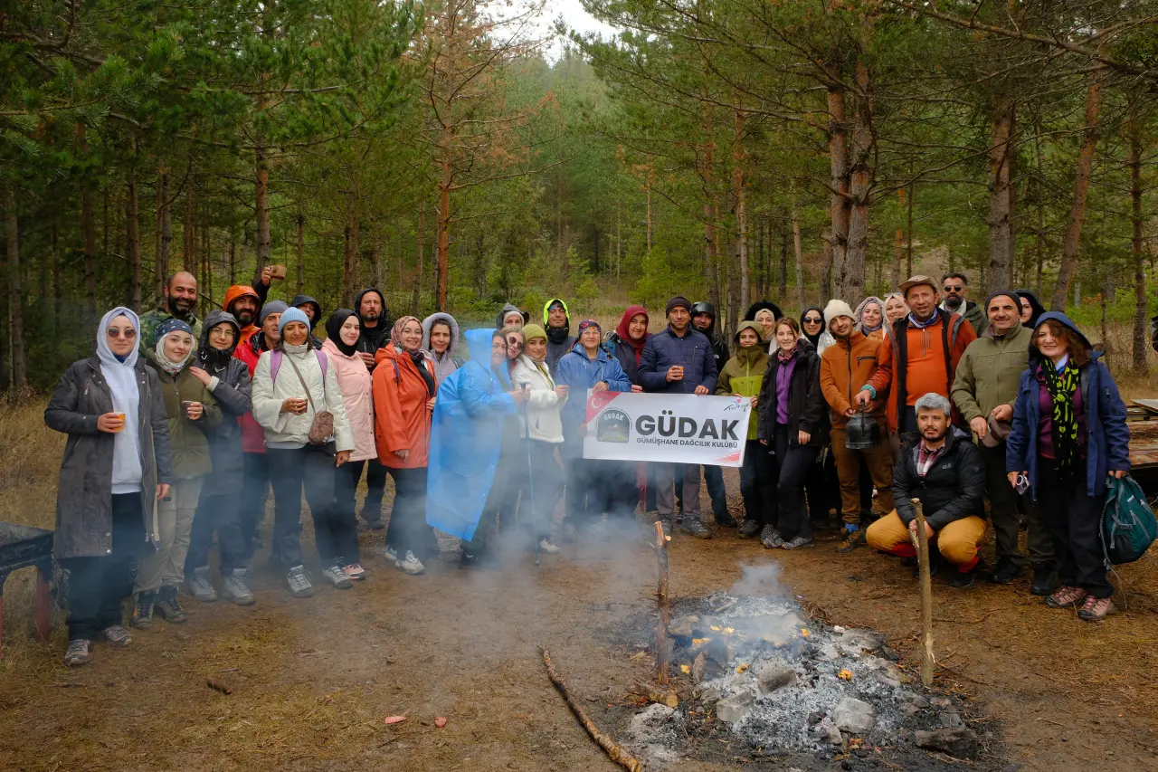 Dört mevsimi bir günde yaşadılar: Yağmur, gökkuşağı ve güneşli zirve 11