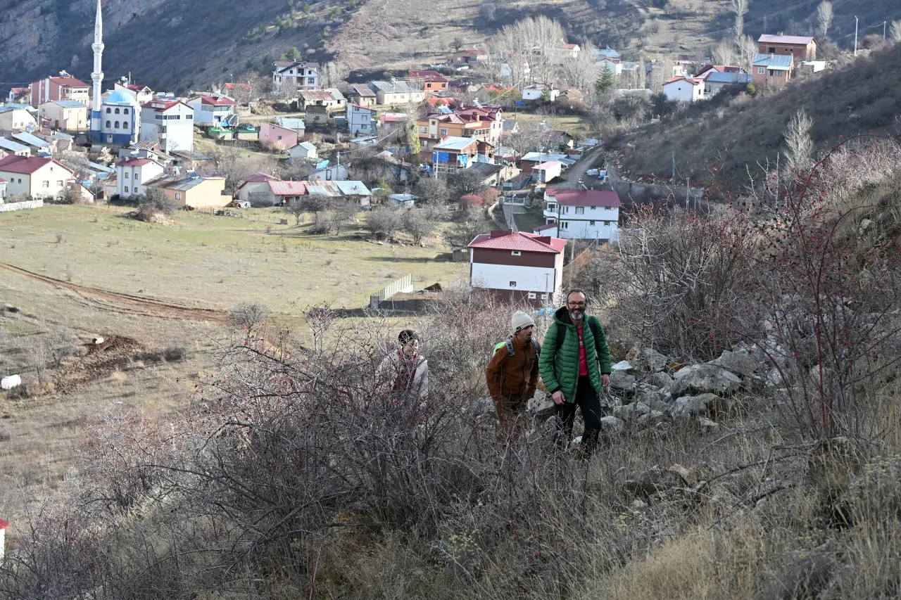 Dört mevsimi bir günde yaşadılar: Yağmur, gökkuşağı ve güneşli zirve 15