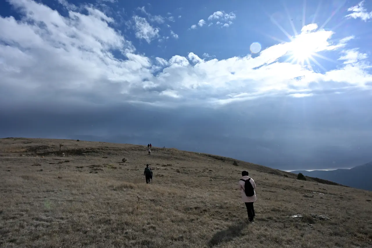 Dört mevsimi bir günde yaşadılar: Yağmur, gökkuşağı ve güneşli zirve 33