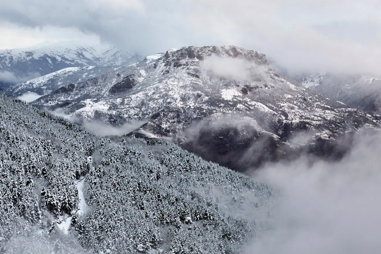 Gümüşhane beyaz gelinliğini giydi: Kar ve sisin dansı havadan görüntülendi 4