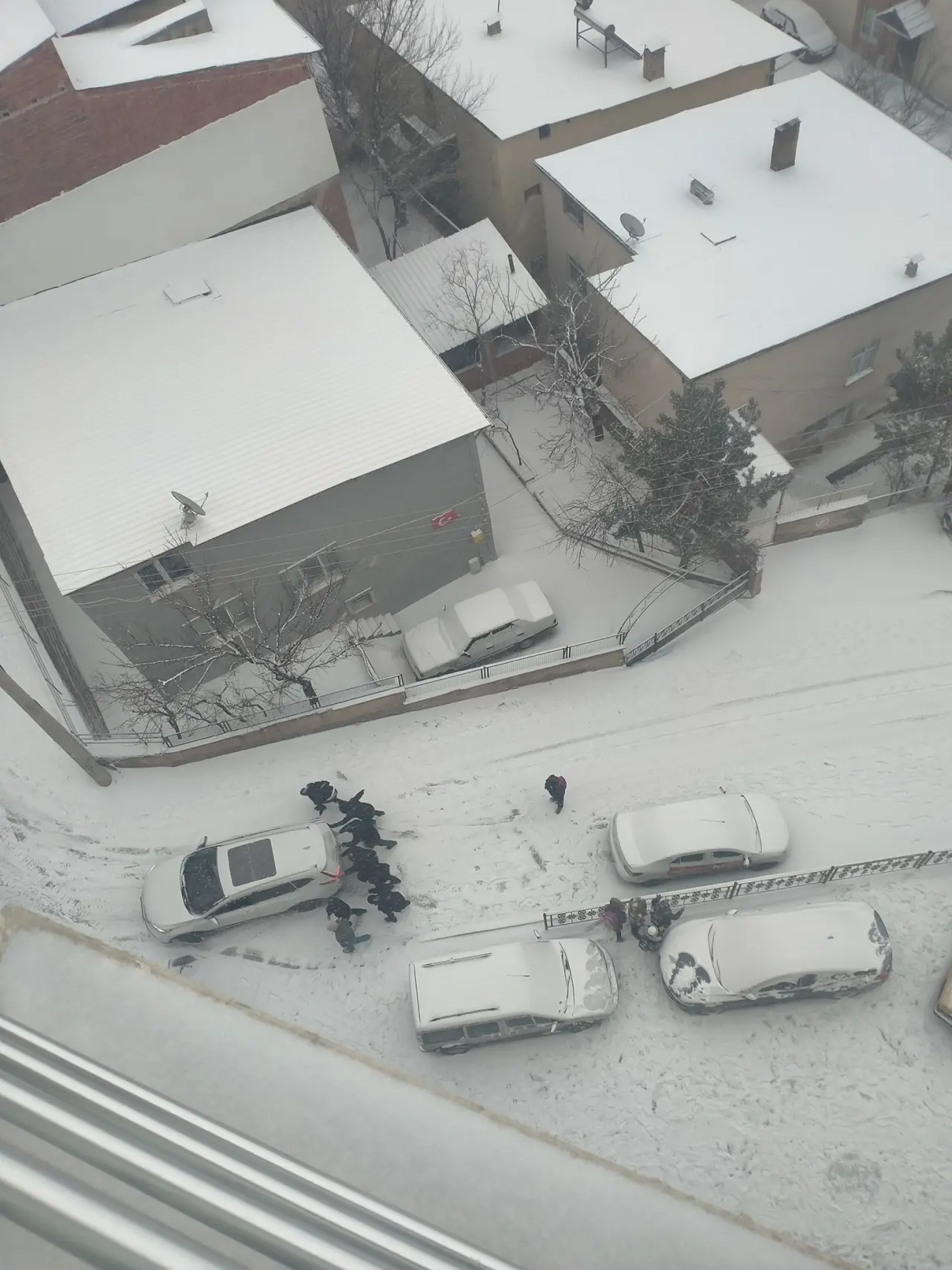 Gümüşhane'de buzlu yolda yokuş aşağı kayan araçlar kamerada 8