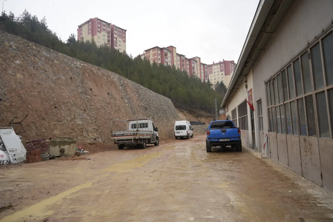 Bağlarbaşı Sanayi Sitesi’nde kabus geri mi dönüyor? Yeni yapılan istinat duvarları da çatladı 4