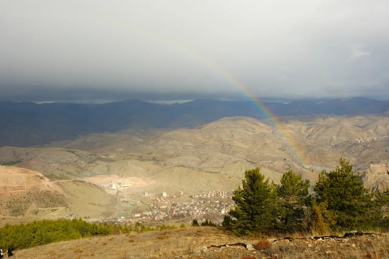 Dört mevsimi bir günde yaşadılar: Yağmur, gökkuşağı ve güneşli zirve 6