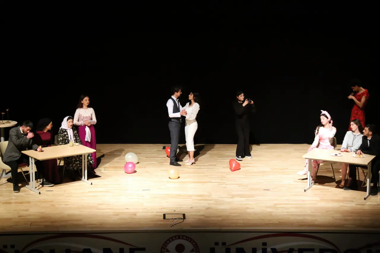 Gümüşhane'de Salon Doldu Taştı! Kahkahaya Boğan 'Sahibinden Komedi' İçin Turne Müjdesi Geldi 5