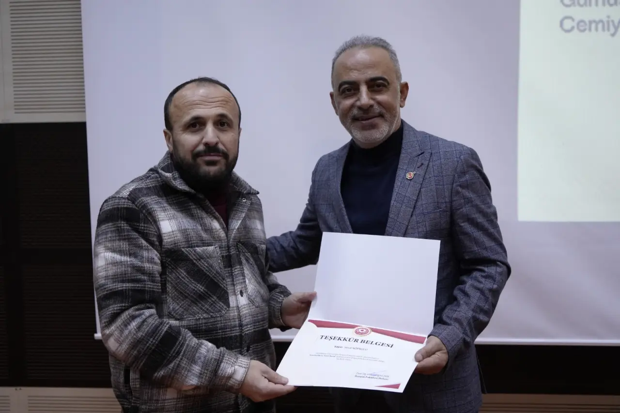 Gümüşhane’de Sektör-Akademi Buluşması: Sezai Köprülü Gazeteciliğin 'Duruş' Kodlarını Anlattı 13