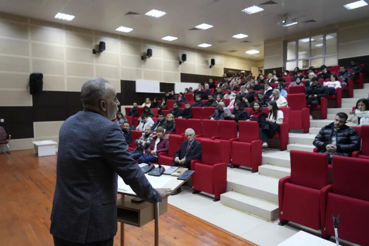 Gümüşhane’de Sektör-Akademi Buluşması: Sezai Köprülü Gazeteciliğin 'Duruş' Kodlarını Anlattı 3