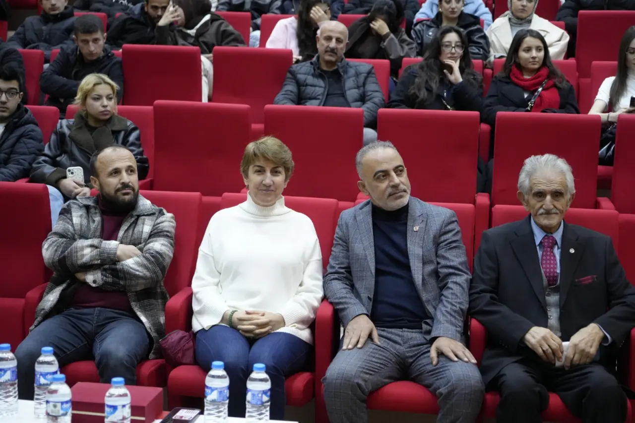 Gümüşhane’de Sektör-Akademi Buluşması: Sezai Köprülü Gazeteciliğin 'Duruş' Kodlarını Anlattı 6