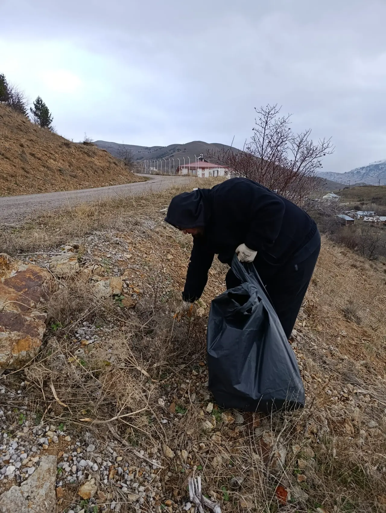 Gümüşhane’de örnek çevre seferberliği: Yaydemir köyünde gençler 20 hektarlık alanda çöp topladı 13