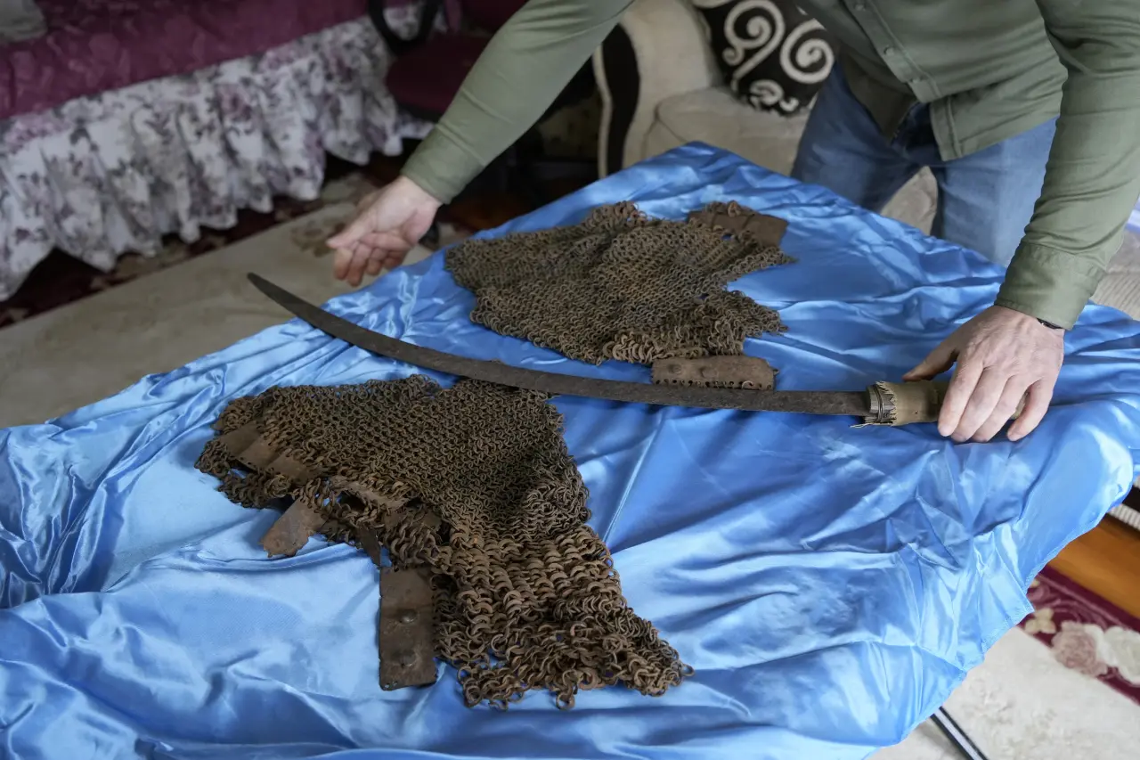 700 Yıllık Miras: Güvenç Abdal’ın Kılıcı ve Zırhı Gümüşhane’de Korunuyor 2