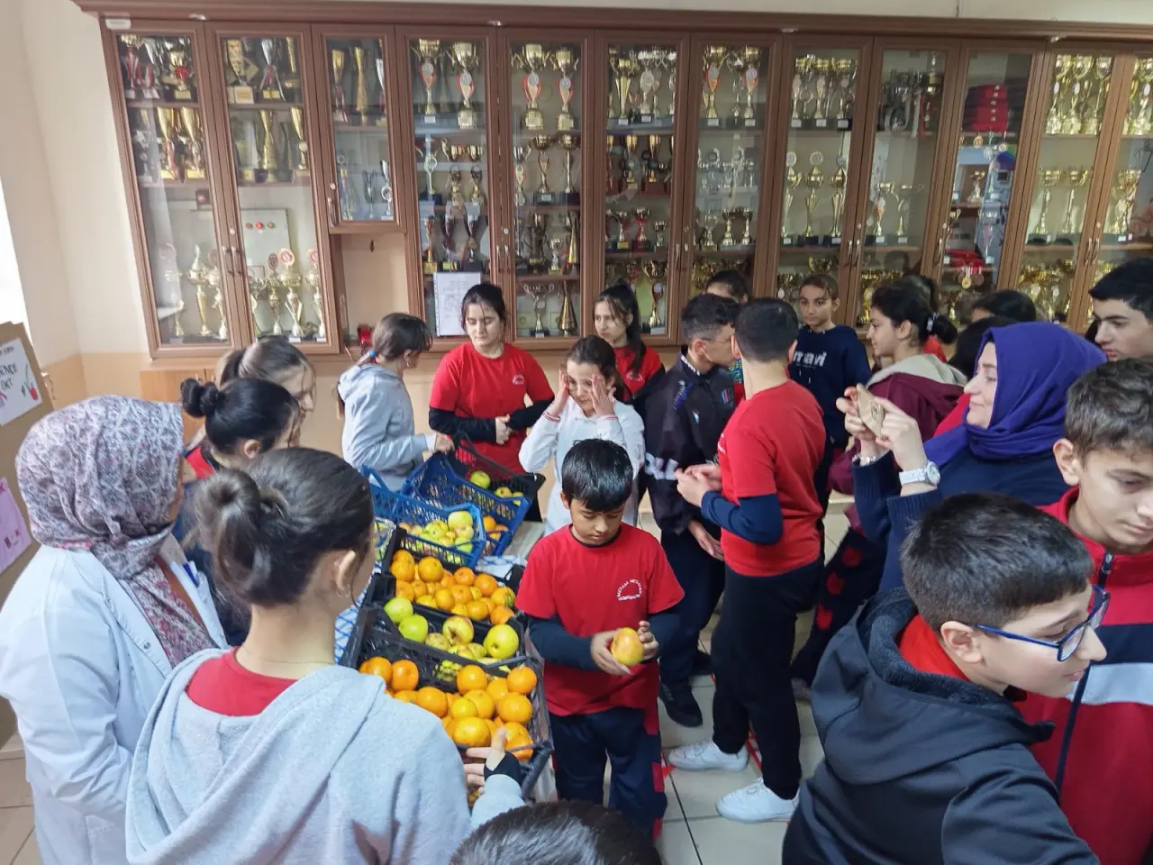 Gazipaşa Ortaokulu'nda 'Yerli ve Sağlıklı' Dönüşüm: Cips Yerine Elma, Çikolata Yerine Mandalina 10