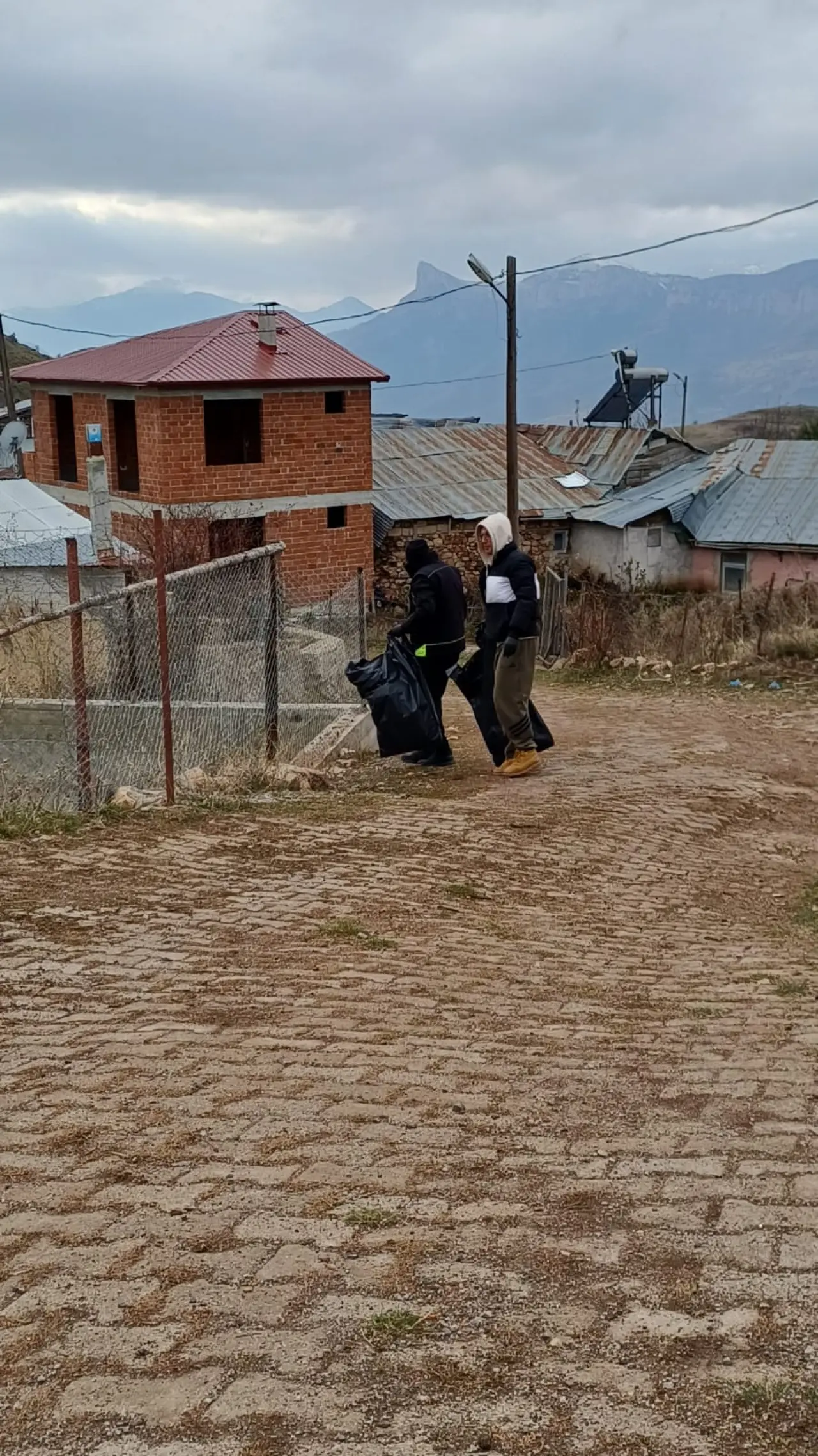 Gümüşhane’de örnek çevre seferberliği: Yaydemir köyünde gençler 20 hektarlık alanda çöp topladı 5