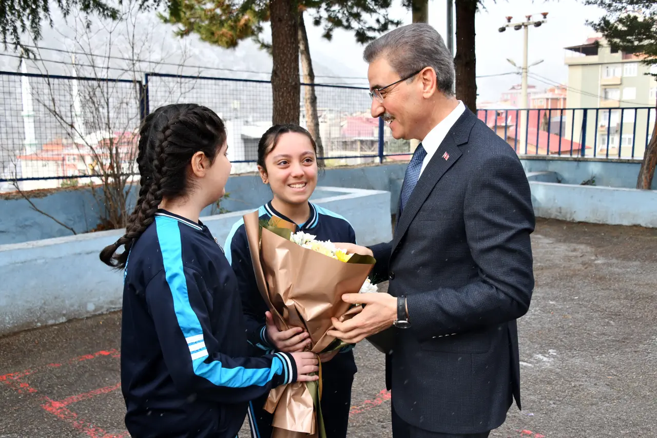 Vali Baruş sınıfa girdi, gençlere o sırrı verdi: ‘Bunu yaparsanız hedefe ulaşmamak için sebep yok’ 1